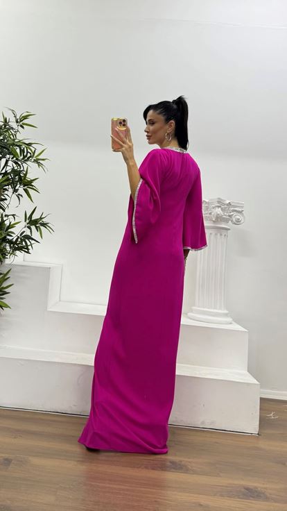 Fuchsiafarbenes Abendkleid im Kaftan-Schnitt mit V-Ausschnitt und Strassbesatz, besonderes Design